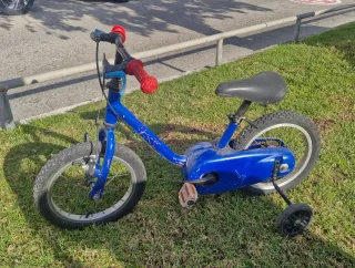 Bicicleta infantil azul con ruedines