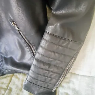 Chaqueta de cremalleras cuero simil negra