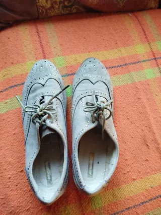 Zapatos mocasín beige con brillantes