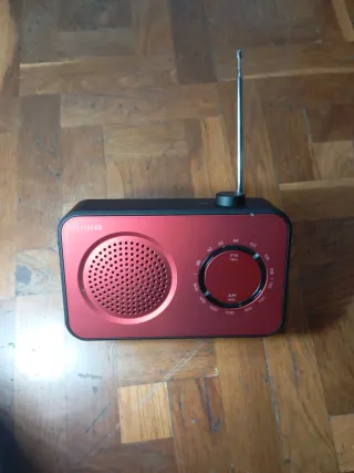 Radio Aiwa AM/FM Portátil Roja con cable.