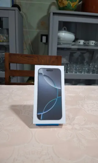 Scatola iPhone 16 Pro Max bianco