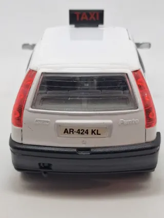 Fiat Punto Taxi 3p Bburago scala 1:24.Vintage.
