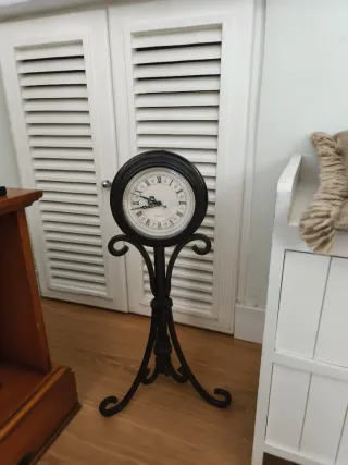 Reloj de forja y madera decorativo