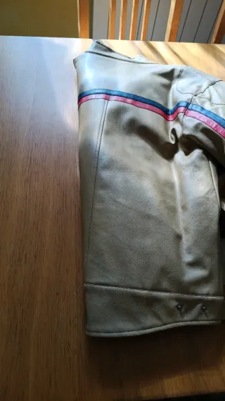 Chaqueta estilo motero con parches