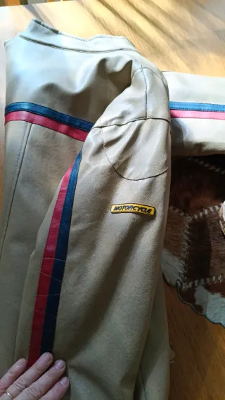 Chaqueta estilo motero con parches