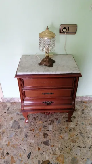 Mesitas de noche de madera con mármol