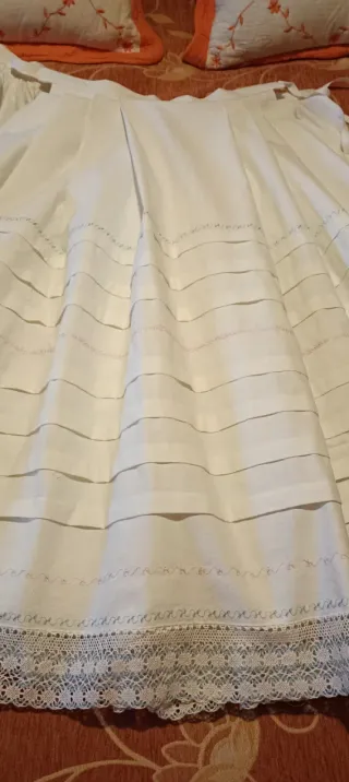 Enagua Baturra con puntilla antigua de bolillos