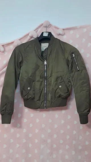 Chaqueta bomber Pull and Bear verde