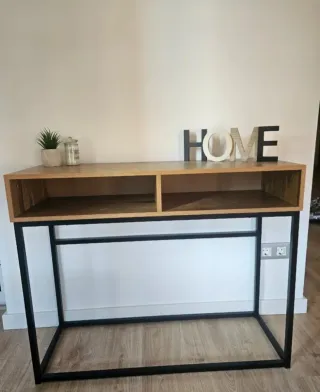 Recibidor metálico y madera