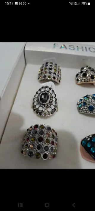 Anillos dorados y multicolor