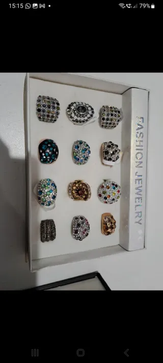 Anillos dorados y multicolor
