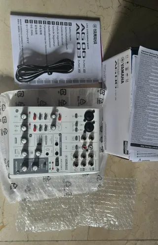 YAMAHA AG06 MK2 Mesa Mezclas