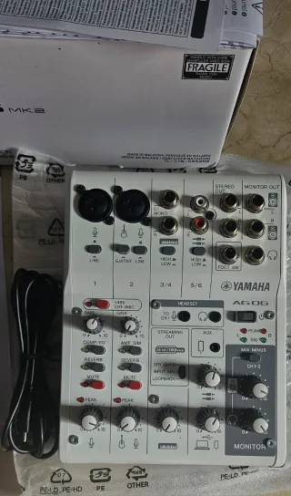 YAMAHA AG06 MK2 Mesa Mezclas