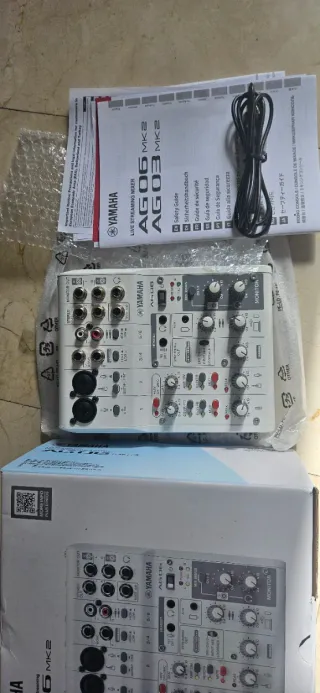 YAMAHA AG06 MK2 Mesa Mezclas