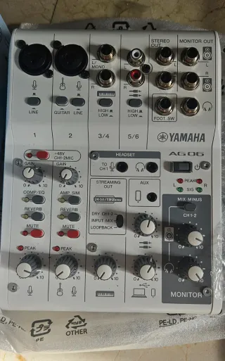 YAMAHA AG06 MK2 Mesa Mezclas