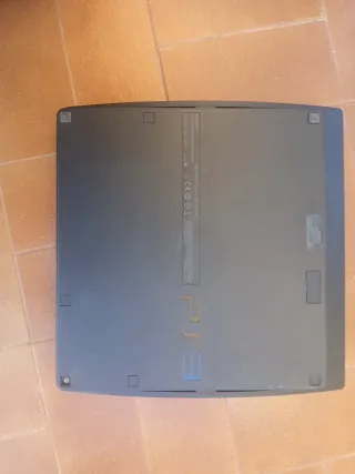 PlayStation 3 Slim Negra con mando ,FIFA 10 y F1