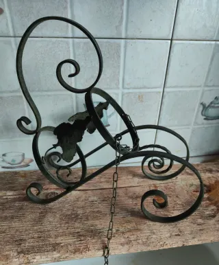 Portabottiglie in ferro battuto con catena