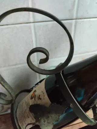 Portabottiglie in ferro battuto con catena