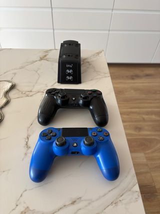 PS4 Slim 500GB + 2 controller + Caricabatterie controller