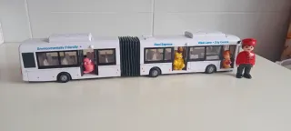 Autobús londinense con coches y muñecos de regalo.