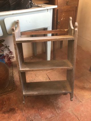 Estantería de madera rústica