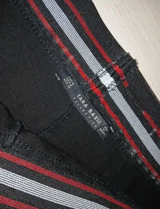 Leggings negros con raya roja