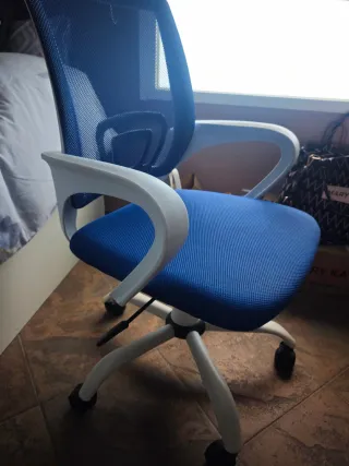 Silla de escritorio azul y blanca