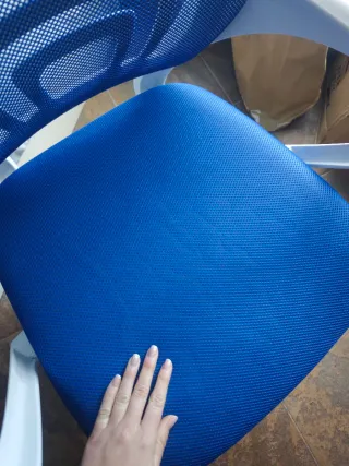 Silla de escritorio azul y blanca
