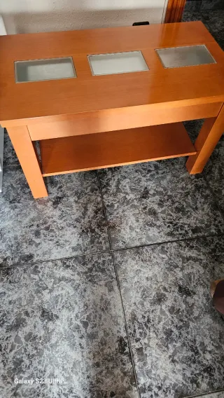 Mesa elevable de madera y cristal