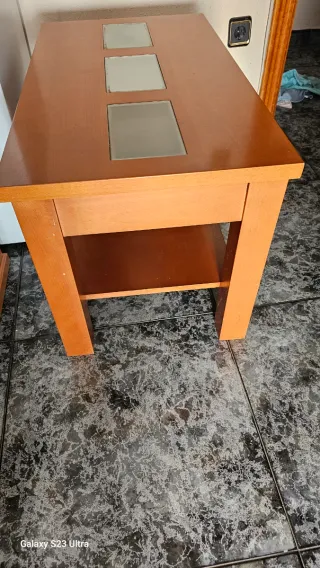 Mesa elevable de madera y cristal