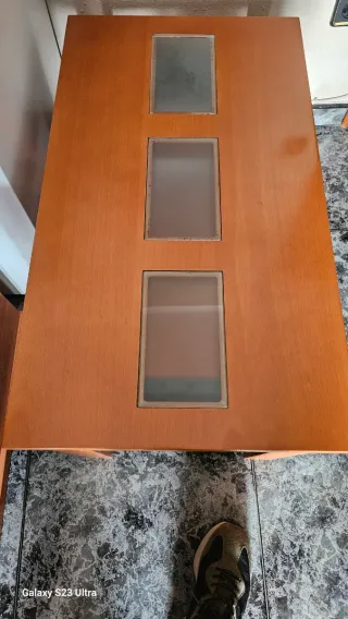 Mesa elevable de madera y cristal