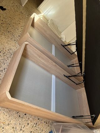 Armario de madera color beige y marrón