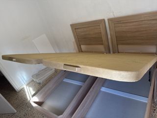 Armario de madera color beige y marrón