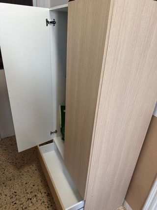 Armario de madera color beige y marrón