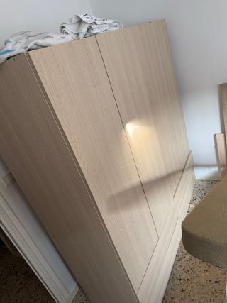 Armario de madera color beige y marrón