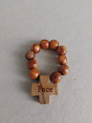 Anello in legno con croce Pace