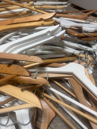 Perchas de madera (marrón y blanco)