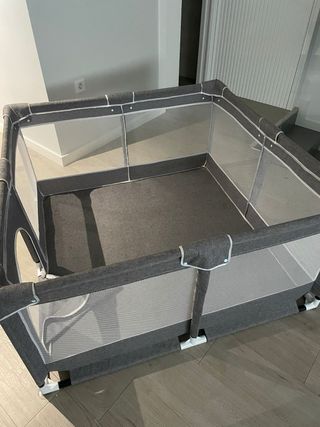 Parque infantil con suelo de puzzle