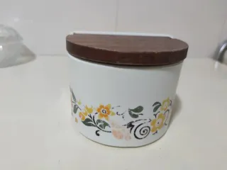 Salero vintage plástico y madera