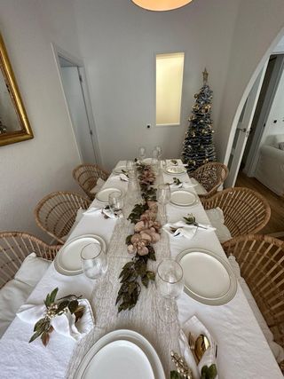 Mesa Comedor Blanca y 6 Sillas Mimbre