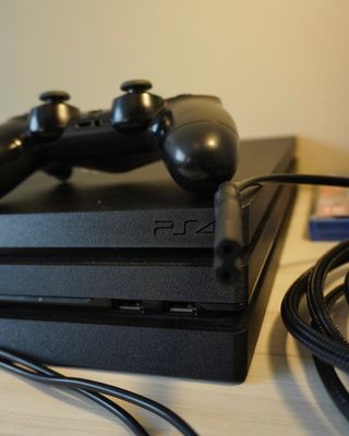 PS4 Pro Último Modelo (7200) + GTA V - SILENCIOSA