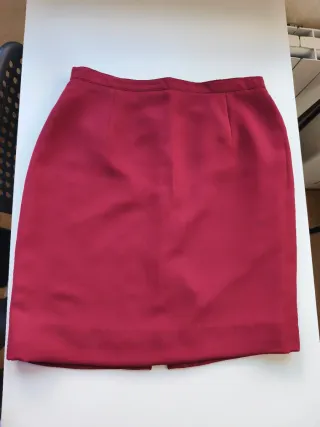 Conjunto blusa y falda señora granate