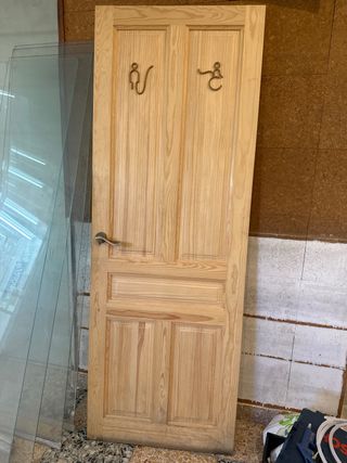 Puerta de madera de pino