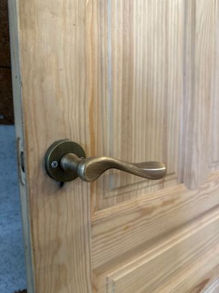 Puerta de madera de pino