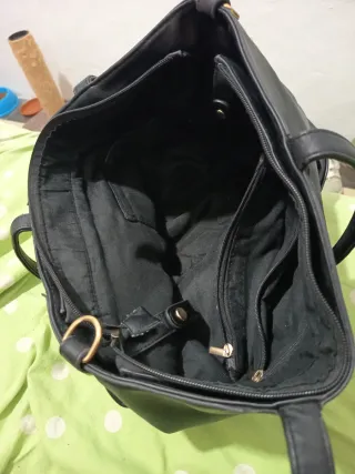 Bolso negro con cremalleras doradas