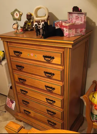 Armario de madera con cajones