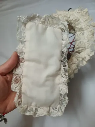 Carrozzina decorativa in vimini e pizzo