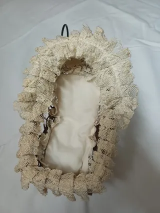 Carrozzina decorativa in vimini e pizzo