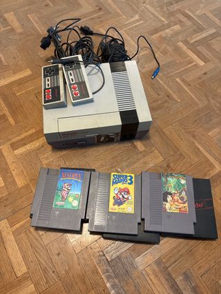 Consola Nintendo NES + 2 mandos y 3 juegos