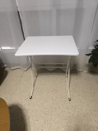Mesa auxiliar blanca